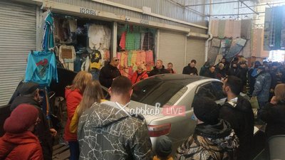 У торговельні ряди "Барабашово" у Харкові в'їхав автомобіль: є травмовані