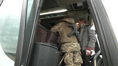 Майже дві тисячі людей та понад 800 автівок за добу. Як працюють прикордонники на Одещині Майже дві тисячі людей та понад 800 автівок за добу. Як працюють прикордонники на Одещині