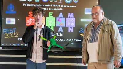 Школяр з Івано-Франківська розробив та презентував дрон-міношукач для ЗСУ
