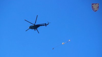 Десантники житомирської 95 бригади відпрацьовують стрибки з парашутом Десантники житомирської 95 бригади відпрацьовують стрибки з парашутом