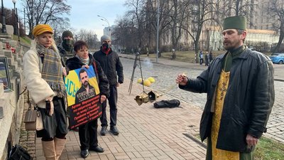 У Києві вшанували пам'ять волонтера Артема Мирошниченка, якого вбили на Донбасі за мову У Києві вшанували пам'ять волонтера Артема Мирошниченка, якого вбили на Донбасі за мову