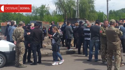 Під Луцькрадою мітинг підприємців та атовців