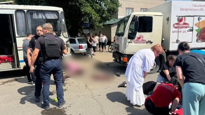 У Виноградові вантажівка в'їхала в людей: одна жінка загинула, троє травмовані