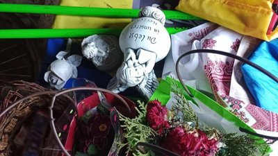 Речі, викрадені із могили військового на Вінниччині