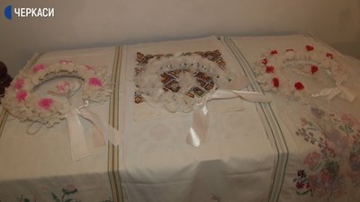 Черкащанка створює українські традиційні воскові віночки Черкащанка створює українські традиційні воскові віночки
