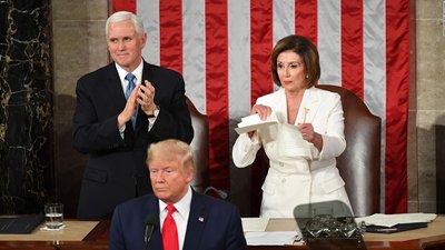 Дональд Трамп, Ненсі Пелосі та віцепрезидент Майк Пенс після завершення невдалої процедури імпічменту. Вашингтон, 4 лютого 2020 року Дональд Трамп, Ненсі Пелосі та віцепрезидент Майк Пенс після завершення невдалої процедури імпічменту. Вашингтон, 4 лютого 2020 року