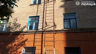 У Рубіжному 12-річний хлопчик через сварку з батьками хотів стрибнути з балкона