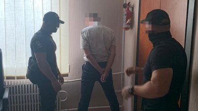 Затримали виконувача обов’язків начальника одного з районних відділів Державної міграційної служби Закарпаття. Затримали виконувача обов’язків начальника одного з районних відділів Державної міграційної служби Закарпаття.