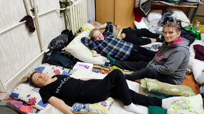 Тиждень нерухомо пролежала в підвалі, щоб батьки не носили її на руках: Олена Котляренко з Киїнки про війну Тиждень нерухомо пролежала в підвалі, щоб батьки не носили її на руках: Олена Котляренко з Киїнки про війну