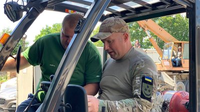 Подружжя з Канади волонтерить на Тернопільщині
