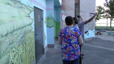 Художник Валентин Івановський розмальовує фасади херсонських будинків Художник Валентин Івановський розмальовує фасади херсонських будинків