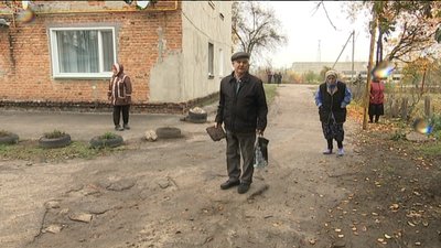 Півстоліття без ремонту: мешканці двоповерхівки на Сумщині показали стан свого будинку Півстоліття без ремонту: мешканці двоповерхівки на Сумщині показали стан свого будинку