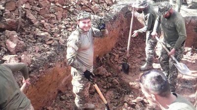 "Вчуся стріляти з лівої". Військовослужбовець після поранення продовжує службу у Хмельницькому "Вчуся стріляти з лівої". Військовослужбовець після поранення продовжує службу у Хмельницькому