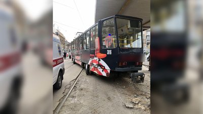 У Дніпрі з рейок зійшов трамвай № 1 і травмував жінку У Дніпрі з рейок зійшов трамвай № 1 і травмував жінку