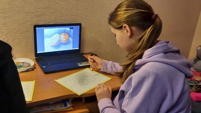 Переселенка з Каховки у Кропивницькому навчає малювати дітей-переселенців Переселенка з Каховки у Кропивницькому навчає малювати дітей-переселенців