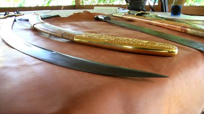 Житомирянин Олег Козяр власноруч виготовляє козацькі шаблі зразка ХVІІ століття Житомирянин Олег Козяр власноруч виготовляє козацькі шаблі зразка ХVІІ століття