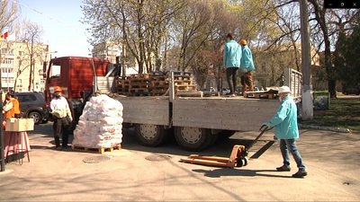 Сіль, крупи та олія: одеським пенсіонерам та людям з інвалідністю розвозять продуктові набори Сіль, крупи та олія: одеським пенсіонерам та людям з інвалідністю розвозять продуктові набори