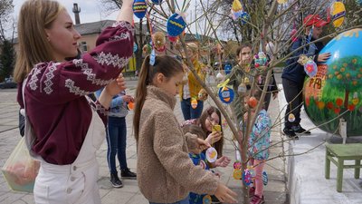 У Гайвороні встановили Великоднє дерево Перемоги, яке може прикрасити кожен