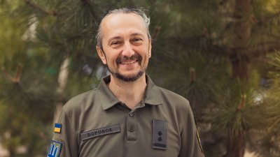 На Дніпропетровщині автор хіта про байрактар Тарас Боровок дав концерти для поранених бійців На Дніпропетровщині автор хіта про байрактар Тарас Боровок дав концерти для поранених бійців