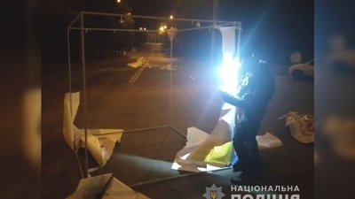 У Рівному затримали чоловіків, які псували агітаційні куби кандидатів У Рівному затримали чоловіків, які псували агітаційні куби кандидатів