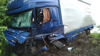 На Франківщині вантажівка зіткнулася з легковиком. Є травмовані