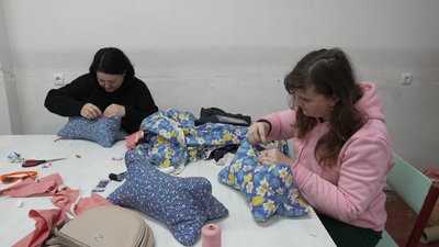 Шиють подушки та планують відшивати білизну для військових: у селі на Чернігівщині облаштували перший швацький цех