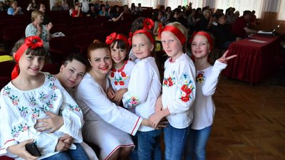 "Кожна сім'я — це розповідь про біль": вінничанка Вікторія Чешківська про волонтерство, Ірпінь та допомогу переселенцям "Кожна сім'я — це розповідь про біль": вінничанка Вікторія Чешківська про волонтерство, Ірпінь та допомогу переселенцям