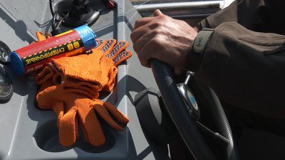 Полювання на сміття: черкаські рибінспектори очищують береги Дніпра Полювання на сміття: черкаські рибінспектори очищують береги Дніпра