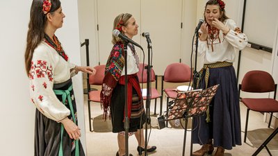 Виставку Джанет Собель і Лесі Хоменко в Нью-Йорку відкрили під джем Дарʼї Коломієць Виставку Джанет Собель і Лесі Хоменко в Нью-Йорку відкрили під джем Дарʼї Коломієць