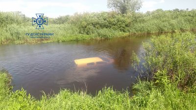 Не впорався з керуванням та впав у річку: на Чернігівщині в ДТП загинув водій