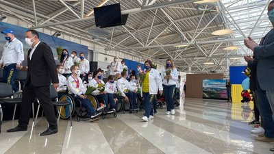Українські паралімпійці повернулися з Токіо. Як їх зустрічали Українські паралімпійці повернулися з Токіо. Як їх зустрічали