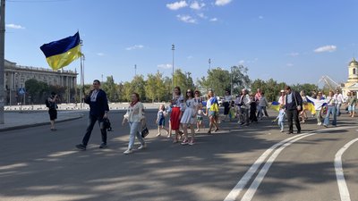 Містяни на Соборній вулиці. У Миколаєві до Дня Незалежності провели ходу від пам’ятника Шевченку до комплексу "Струни памʼяті" Містяни на Соборній вулиці. У Миколаєві до Дня Незалежності провели ходу від пам’ятника Шевченку до комплексу "Струни памʼяті"
