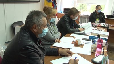 У сміттєвих пакетах та саморобних конвертах: до Черкаської ТВК звозять бюлетені У сміттєвих пакетах та саморобних конвертах: до Черкаської ТВК звозять бюлетені