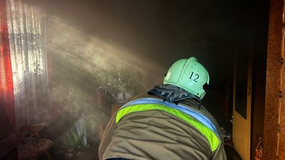 Рятувальник у будинку, де сталася пожежа