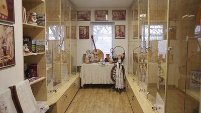 Власноруч роблять кобзи й бандури та грають на них. У передмісті Дніпра діє центр кобзарства Власноруч роблять кобзи й бандури та грають на них. У передмісті Дніпра діє центр кобзарства