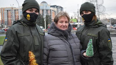 Ялинки та листівки: у Луцьку нацгвардійці влаштували святкову акцію Ялинки та листівки: у Луцьку нацгвардійці влаштували святкову акцію