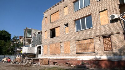 У Краматорську відбудовують триповерхівку, у яку поцілила російська ракета У Краматорську відбудовують триповерхівку, у яку поцілила російська ракета