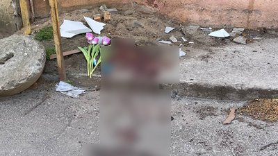 Квіти на місцях загибелі містян. Наслідки обстрілів у Миколаєві Квіти на місцях загибелі містян. Наслідки обстрілів у Миколаєві