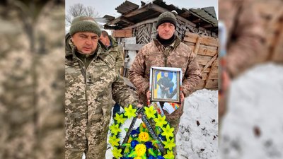 На Чернігівщині поховали трьох бійців, які загинули на Донеччині На Чернігівщині поховали трьох бійців, які загинули на Донеччині