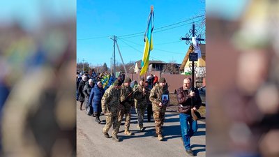 На Чернігівщині попрощалися з п'ятьма військовими, що загинули у боях на сході України На Чернігівщині попрощалися з п'ятьма військовими, що загинули у боях на сході України