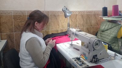 У селі на Тернопільщині шиють українські прапори У селі на Тернопільщині шиють українські прапори