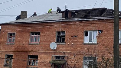 Ремонт даху в будинку в Ізюмі. 14 грудня 2022 року. Фото: city-izyum.gov.ua Ремонт даху в будинку в Ізюмі. 14 грудня 2022 року. Фото: city-izyum.gov.ua