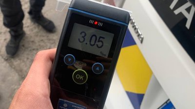 У Чернівцях нетверезий водій мікроавтобуса врізався у заправку У Чернівцях нетверезий водій мікроавтобуса врізався у заправку