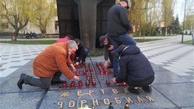 Біля пам'ятника жертвам Чорнобиля у Кропивницькому запалили 35 свічок Біля пам'ятника жертвам Чорнобиля у Кропивницькому запалили 35 свічок
