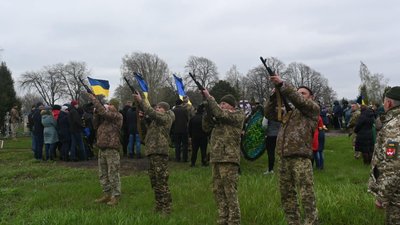 Помер після тяжких поранень під Бахмутом: на Черкащині попрощалися із захисником Помер після тяжких поранень під Бахмутом: на Черкащині попрощалися із захисником