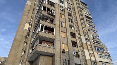 Російський дрон влучив у двір багатоквартирного будинку в Зарічному районі Сум