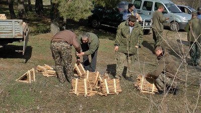 200 штучних гнізд для птахів встановлюють лісівники Полтавщини 200 штучних гнізд для птахів встановлюють лісівники Полтавщини
