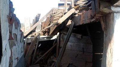 На Сумщині внаслідок обстрілів зі сторони РФ пошкоджені будинки, лінію електропередач та автомобіль На Сумщині внаслідок обстрілів зі сторони РФ пошкоджені будинки, лінію електропередач та автомобіль