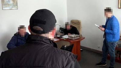 На Франківщині затримали начальника відділу Держекоінспекції, який вимагав хабар за зменшення штрафу На Франківщині затримали начальника відділу Держекоінспекції, який вимагав хабар за зменшення штрафу