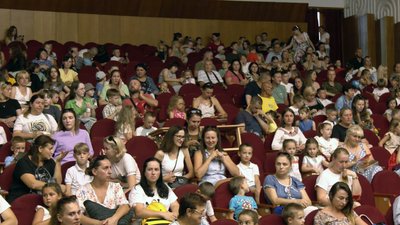 У Луцьку дітям переселенців та військових подарували портфелі зі шкільним приладдям У Луцьку дітям переселенців та військових подарували портфелі зі шкільним приладдям